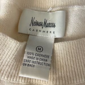 Neiman Marcus women’s cashmere luxury M sweater